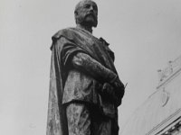 Spomenik Petru Preradoviću kipara Ivana Rendića, oko 1960. godine (Arhivska fotografija HAZU)  Brončani spomenik djelo je istaknutog hrvatskog kipara Ivana Rendića. Izrađen je 1895. godine na narudžbu Stjepana Miletića, tadašnjeg intendanta HNK, koji ga je darovao gradu Zagrebu.